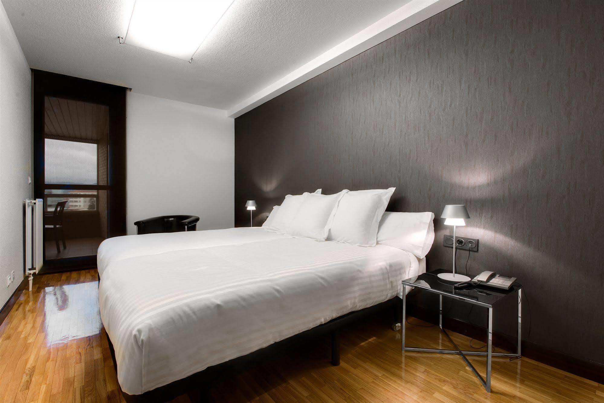 Apartamentos Mendebaldea Suites Pamplona Quarto foto