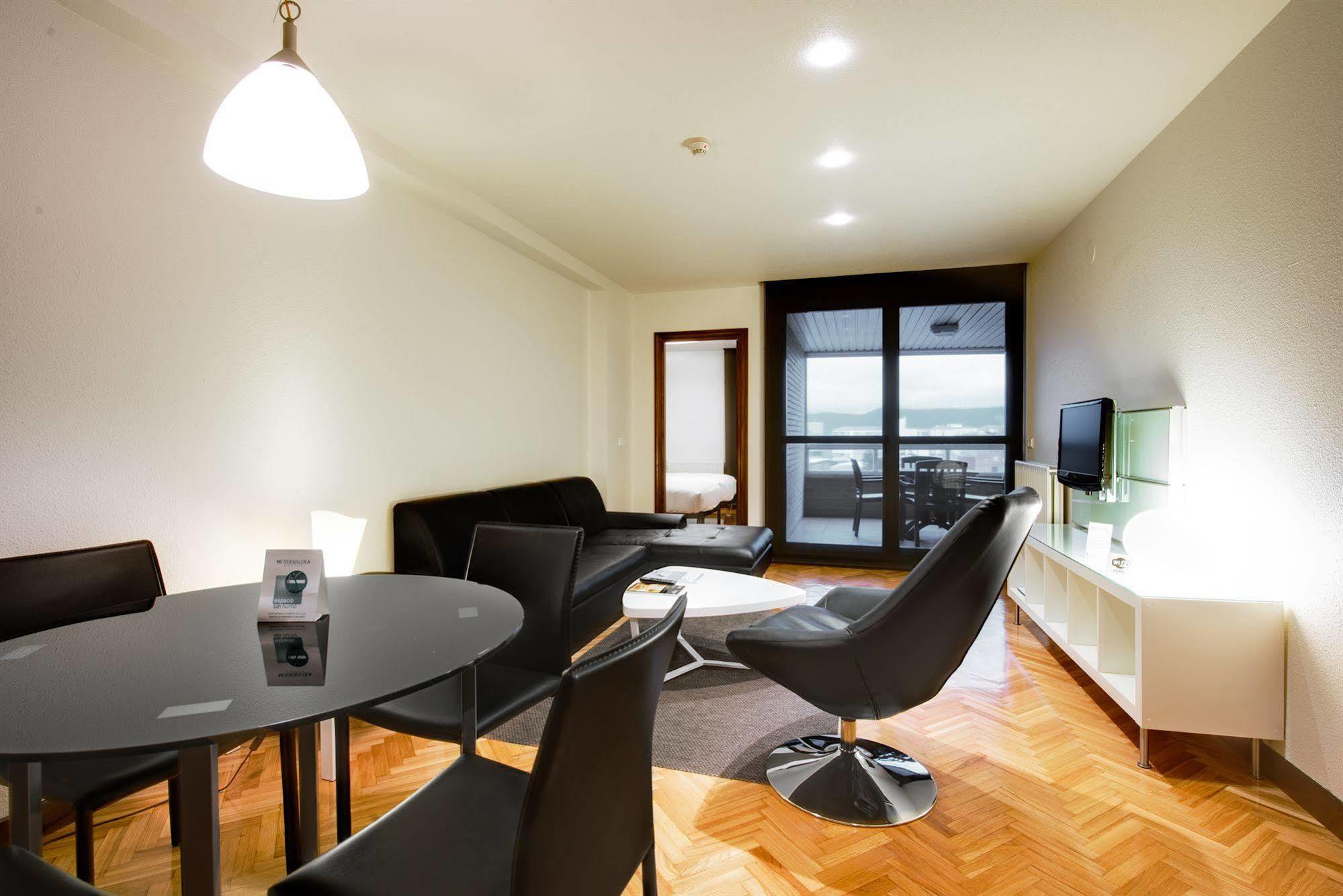 Apartamentos Mendebaldea Suites Pamplona Quarto foto