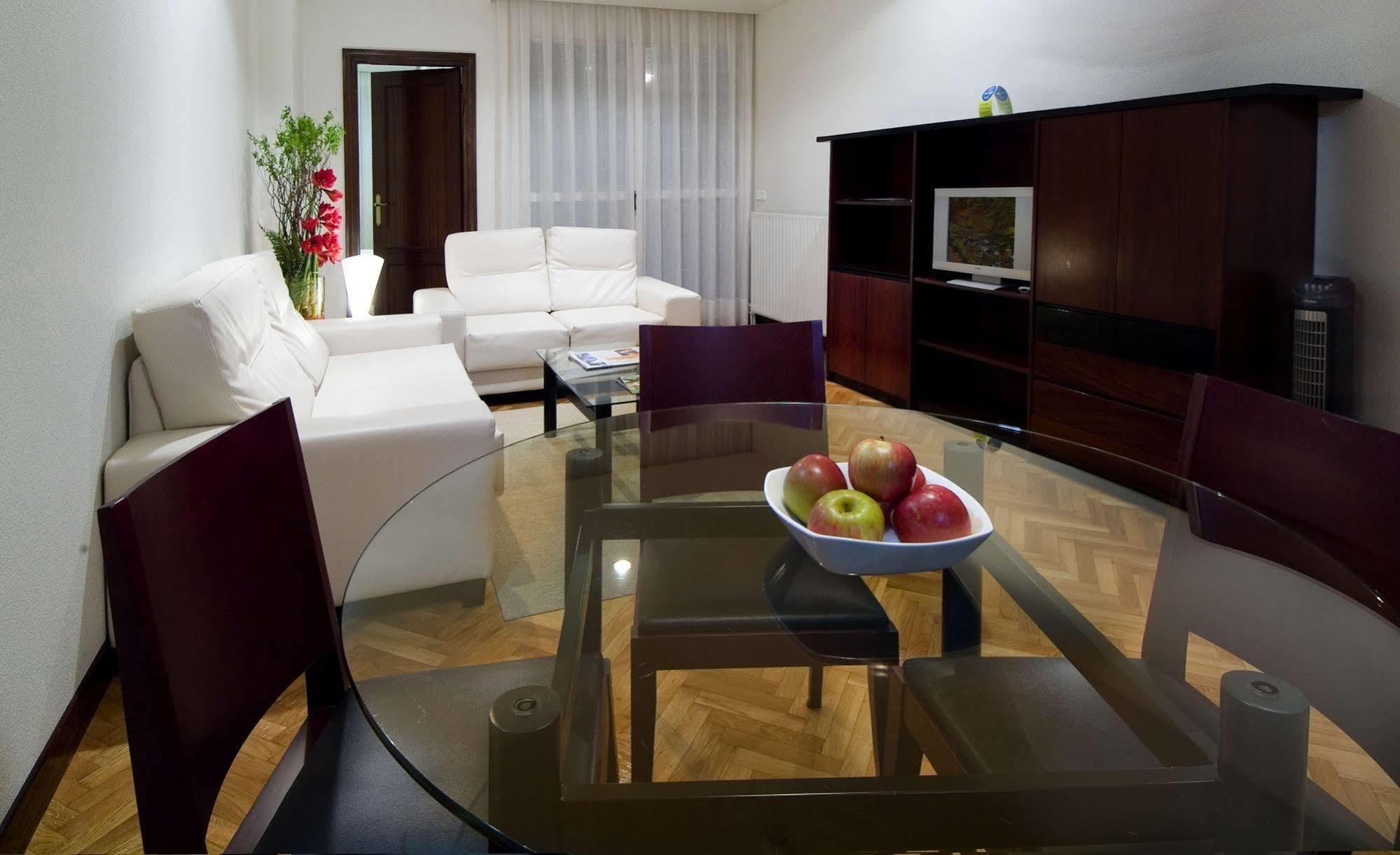 Apartamentos Mendebaldea Suites Pamplona Quarto foto